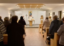 Przy stole eucharystycznym modlili się ks. Sławomir Wasilewski i ks. Adam Kwaśniak. 