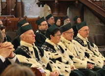 Władze uczelni podczas Eucharystii w katedrze. Drugi od prawej JM Rektor Uniwersytetu prof. dra hab. Sławomir Bukowski.