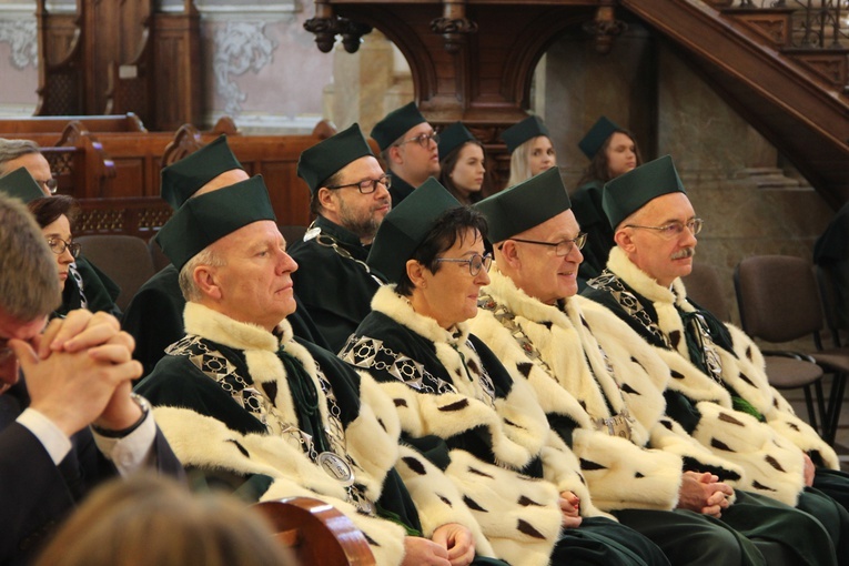 Władze uczelni podczas Eucharystii w katedrze. Drugi od prawej JM Rektor Uniwersytetu prof. dra hab. Sławomir Bukowski.