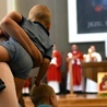 Dzieci w kościele mają prawo się nudzić. Jak im pomóc? 
