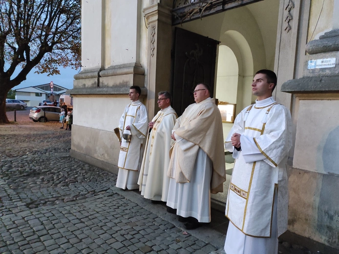 Uroczystości jadwiżańskie 2022. Pielgrzymka trzebniczan i młodzieży duchownej