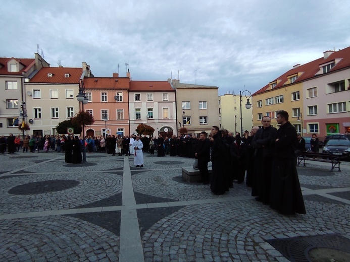 Uroczystości jadwiżańskie 2022. Pielgrzymka trzebniczan i młodzieży duchownej