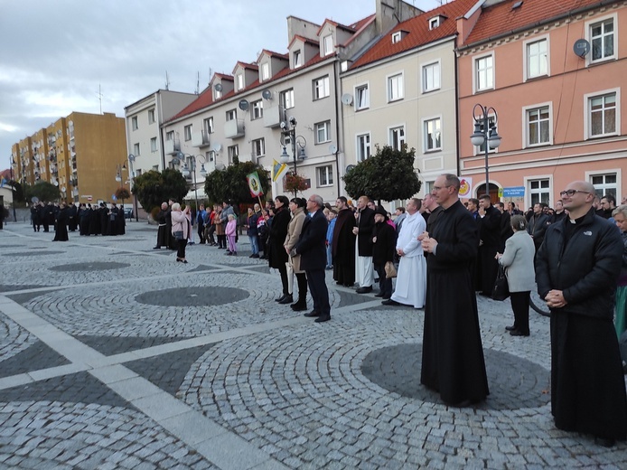 Uroczystości jadwiżańskie 2022. Pielgrzymka trzebniczan i młodzieży duchownej