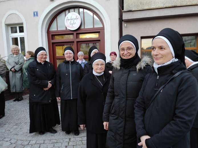 Uroczystości jadwiżańskie 2022. Pielgrzymka trzebniczan i młodzieży duchownej