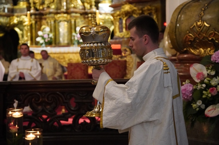 Uroczystości jadwiżańskie 2022. Pielgrzymka trzebniczan i młodzieży duchownej