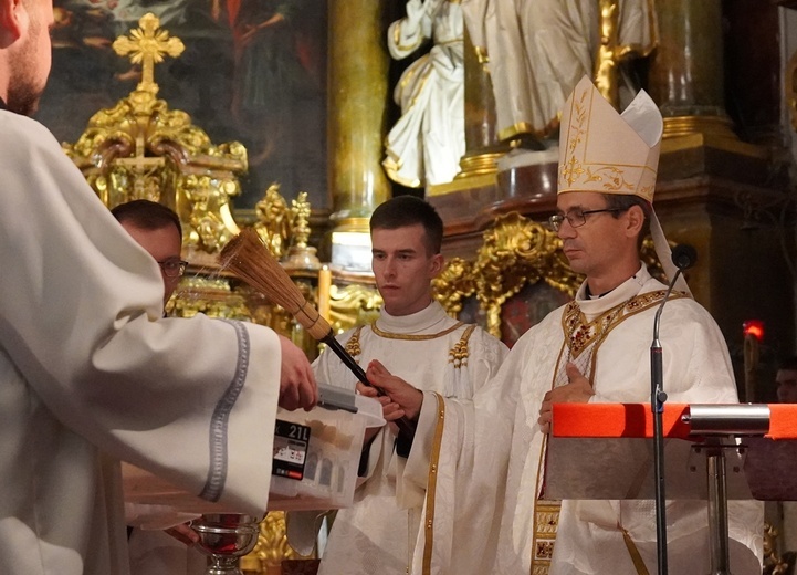 Uroczystości jadwiżańskie 2022. Pielgrzymka trzebniczan i młodzieży duchownej