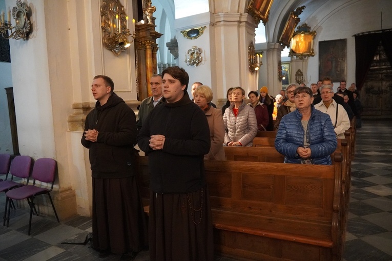 Uroczystości jadwiżańskie 2022. Pielgrzymka trzebniczan i młodzieży duchownej