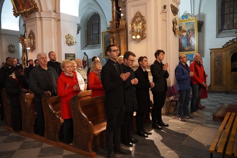 Uroczystości jadwiżańskie 2022. Pielgrzymka trzebniczan i młodzieży duchownej