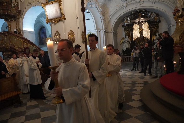 Uroczystości jadwiżańskie 2022. Pielgrzymka trzebniczan i młodzieży duchownej