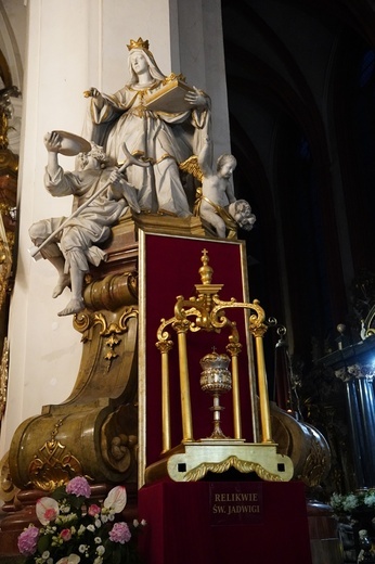 Uroczystości jadwiżańskie 2022. Pielgrzymka trzebniczan i młodzieży duchownej