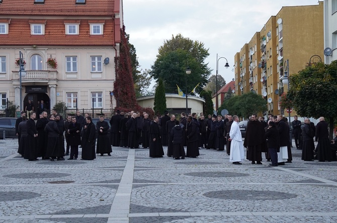 Uroczystości jadwiżańskie 2022. Pielgrzymka trzebniczan i młodzieży duchownej