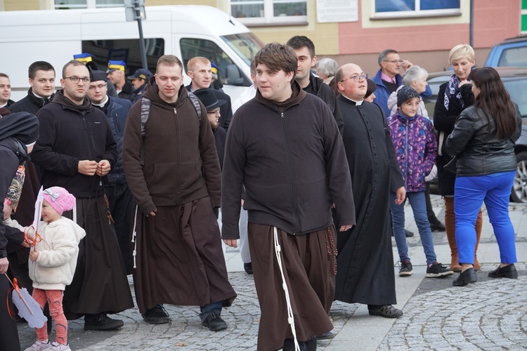 Uroczystości jadwiżańskie 2022. Pielgrzymka trzebniczan i młodzieży duchownej