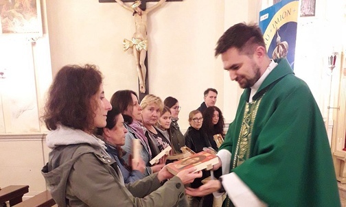 Ks. Tomasz Chamera poświęcił ikony i pobłogosławił nimi każdego autora.