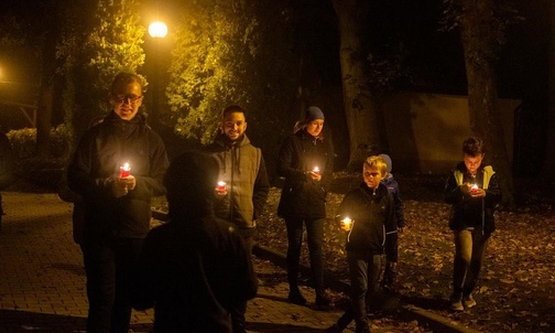 Wieczorny Różaniec mam i synów w Krzeszowicach.