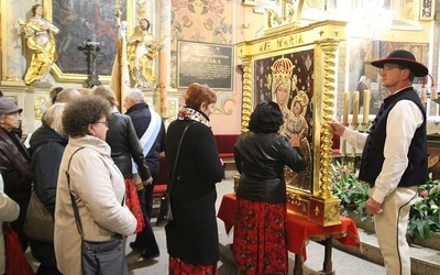 Uczestnicy czuwania fatimskiego w Rychwałdzie przy noszonej w procesji kopii ikony Pani Ziemi Żywieckiej.