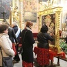 Uczestnicy czuwania fatimskiego w Rychwałdzie przy noszonej w procesji kopii ikony Pani Ziemi Żywieckiej.