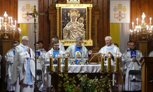 Bp Roman Pindel przewodniczył ostatniemu tegorocznemu czuwaniu fatimskiemu w Rychwałdzie.