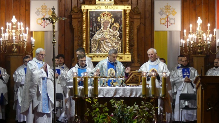 Bp Roman Pindel przewodniczył ostatniemu tegorocznemu czuwaniu fatimskiemu w Rychwałdzie.