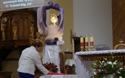 Podczas adoracji każdy z rodziców mógł zapalić światełko pamięci dla swojego dziecka i ustawić je przy Najświętszym Sakramencie.