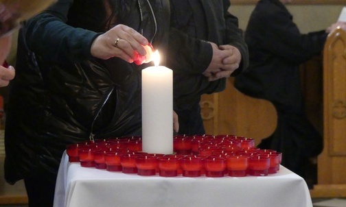 Podczas adoracji każdy z rodziców mógł zapalić światełko pamięci dla swojego dziecka i ustawić je przy Najświętszym Sakramencie.