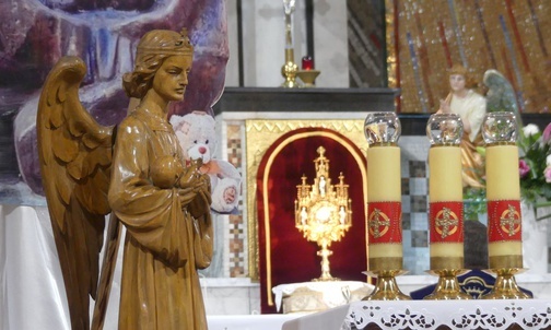 Przed Mszą św. obecni w czechowickim kościele odmówili Różaniec w intencji rodziców po stracie dzieci.