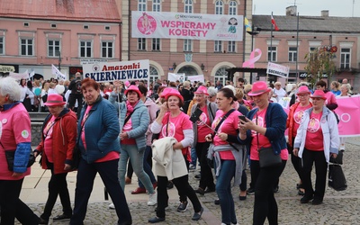 Wydarzenie rozpoczęło się onkospacerem. Przed ratuszem w Skierniewicach zgromadziło się kilkaset kobiet z całej Polski.