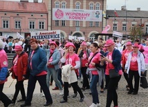 Wydarzenie rozpoczęło się onkospacerem. Przed ratuszem w Skierniewicach zgromadziło się kilkaset kobiet z całej Polski.