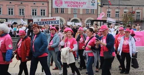 Wydarzenie rozpoczęło się onkospacerem. Przed ratuszem w Skierniewicach zgromadziło się kilkaset kobiet z całej Polski.