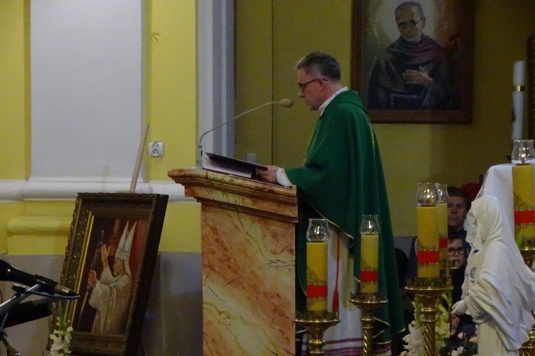 Tablica poświęcona św. Janowi Pawłowi II na wschowskiej farze