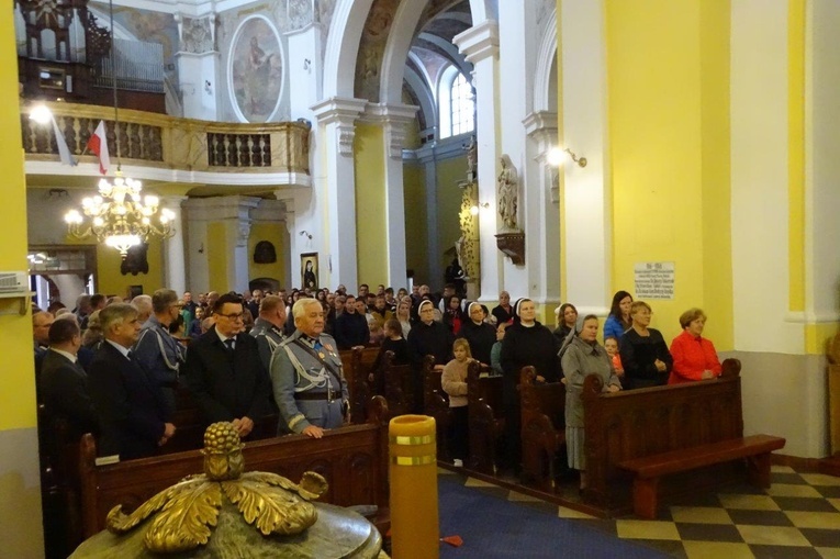 Tablica poświęcona św. Janowi Pawłowi II na wschowskiej farze