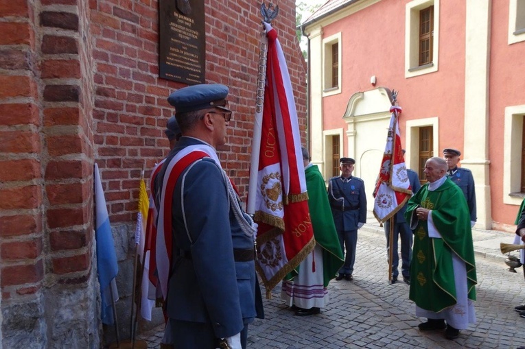 Tablica poświęcona św. Janowi Pawłowi II na wschowskiej farze