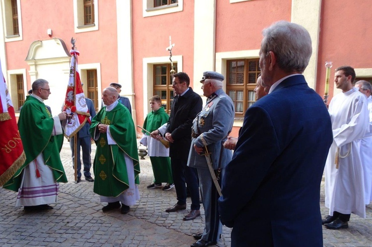 Tablica poświęcona św. Janowi Pawłowi II na wschowskiej farze