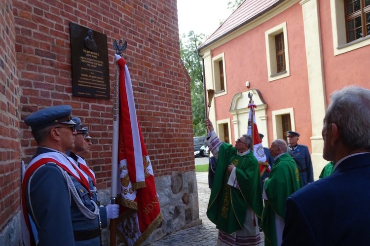 Tablica poświęcona św. Janowi Pawłowi II na wschowskiej farze