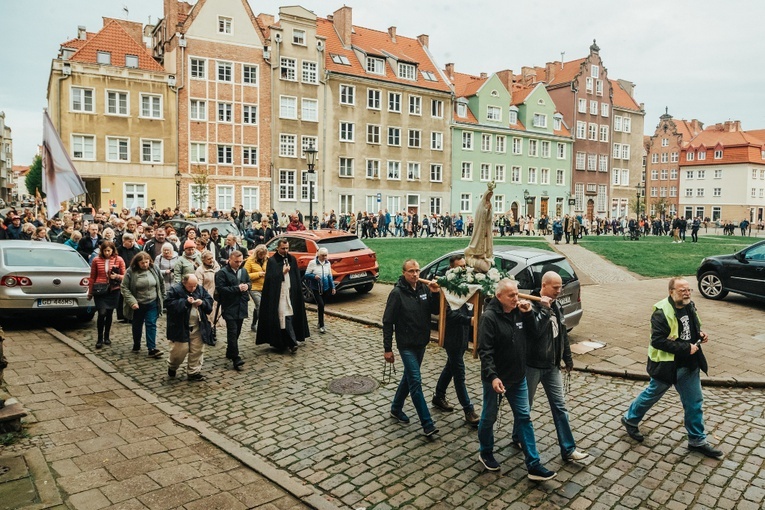 Modlitewny przemarsz wpisał się w organizowane tego dnia w całym kraju Procesje Różańcowe za Polskę.