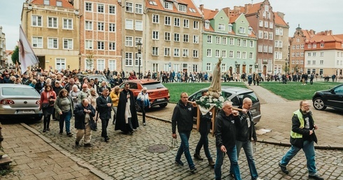 Modlitewny przemarsz wpisał się w organizowane tego dnia w całym kraju Procesje Różańcowe za Polskę.