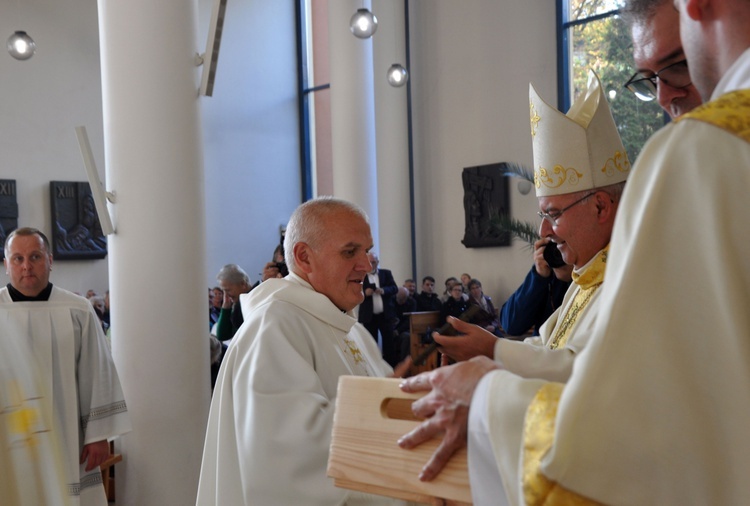 Dyplomy i jubileuszowe krzyże ołtarzowe dla dekanatów Łany, Niemodlin i Prudnik