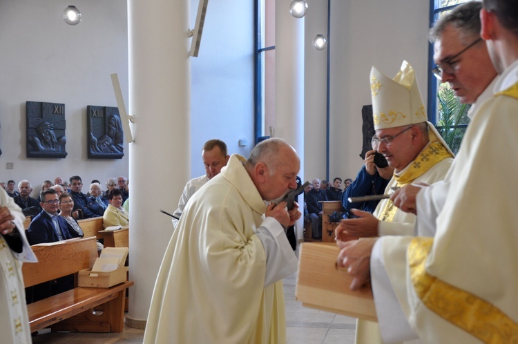 Dyplomy i jubileuszowe krzyże ołtarzowe dla dekanatów Łany, Niemodlin i Prudnik