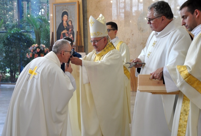 Dyplomy i jubileuszowe krzyże ołtarzowe dla dekanatów Łany, Niemodlin i Prudnik