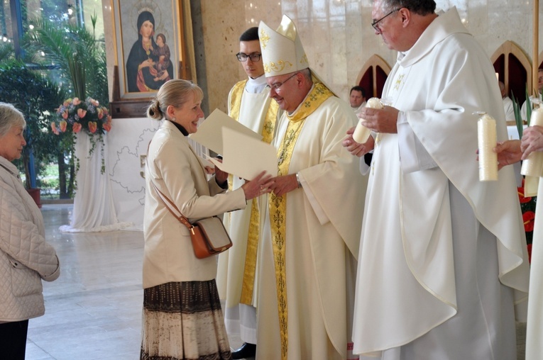 Dyplomy i jubileuszowe krzyże ołtarzowe dla dekanatów Łany, Niemodlin i Prudnik