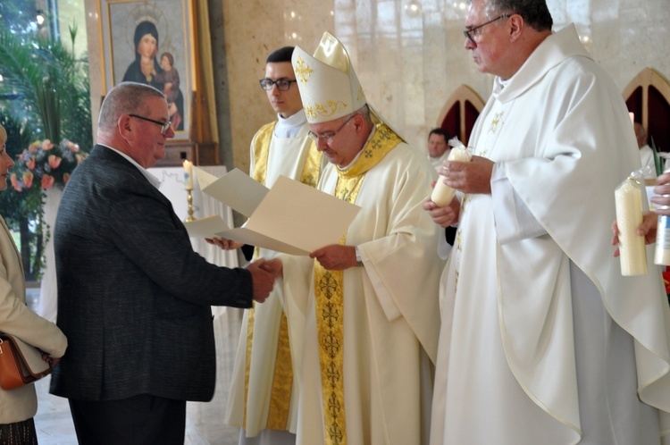 Dyplomy i jubileuszowe krzyże ołtarzowe dla dekanatów Łany, Niemodlin i Prudnik