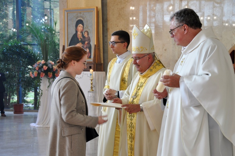 Dyplomy i jubileuszowe krzyże ołtarzowe dla dekanatów Łany, Niemodlin i Prudnik