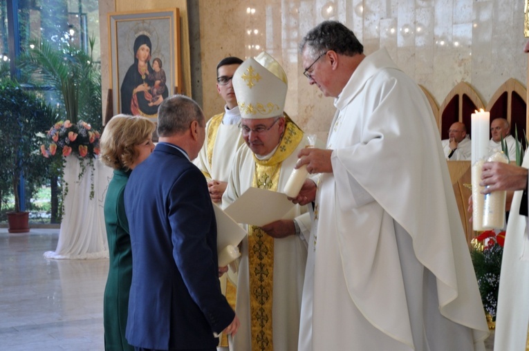 Dyplomy i jubileuszowe krzyże ołtarzowe dla dekanatów Łany, Niemodlin i Prudnik