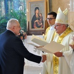 Dyplomy i jubileuszowe krzyże ołtarzowe dla dekanatów Łany, Niemodlin i Prudnik