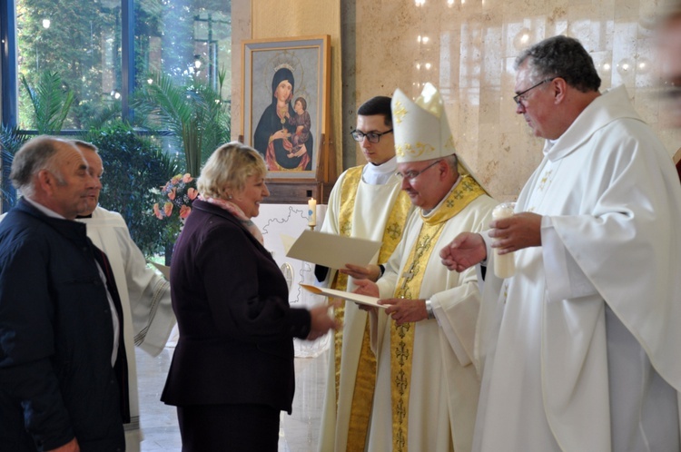 Dyplomy i jubileuszowe krzyże ołtarzowe dla dekanatów Łany, Niemodlin i Prudnik