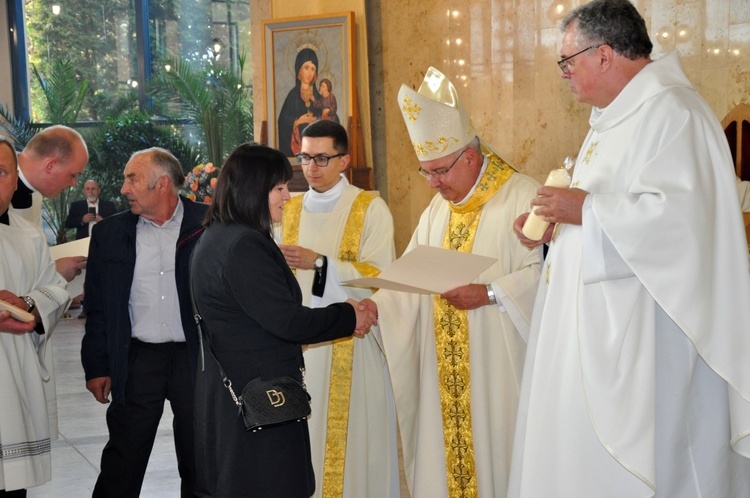 Dyplomy i jubileuszowe krzyże ołtarzowe dla dekanatów Łany, Niemodlin i Prudnik