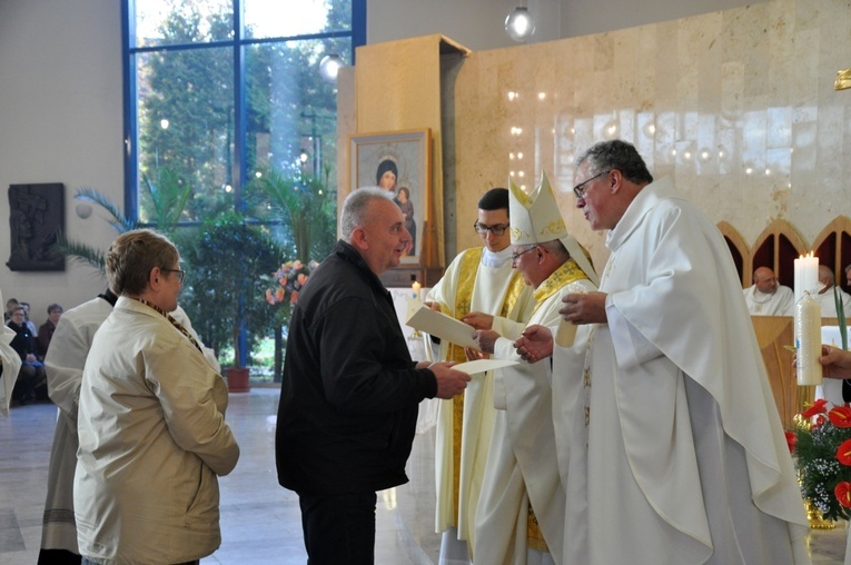 Dyplomy i jubileuszowe krzyże ołtarzowe dla dekanatów Łany, Niemodlin i Prudnik