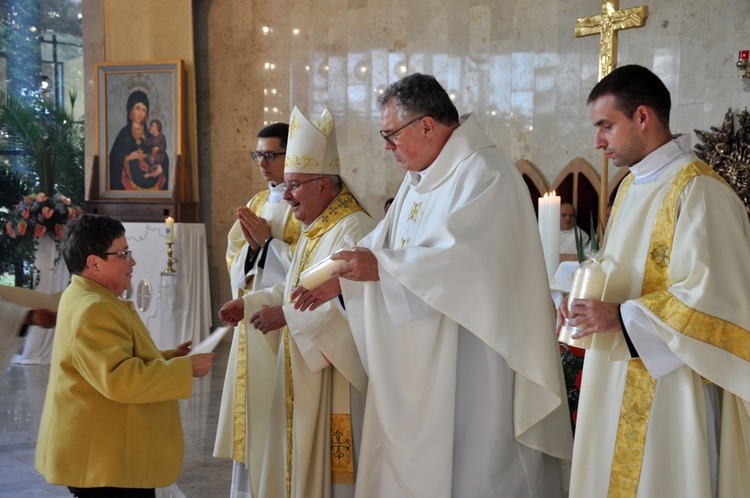 Dyplomy i jubileuszowe krzyże ołtarzowe dla dekanatów Łany, Niemodlin i Prudnik