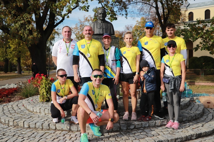 Organizacją wydarzenia od lat zajmuje się Stowarzyszenie Olimpijczyk oraz parafia Niepokalanego Serca NMP w Skierniewicach, na czele z proboszczem ks. Rafałem Babickim.