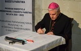 Biskup ordynariusz podpisał akt erekcyjny rozbudowy sali koncertowej.