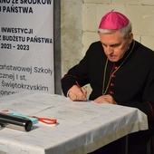 Biskup ordynariusz podpisał akt erekcyjny rozbudowy sali koncertowej.